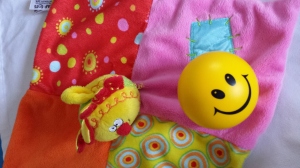 Herlig koseklut i glade farger og Smiley-ball